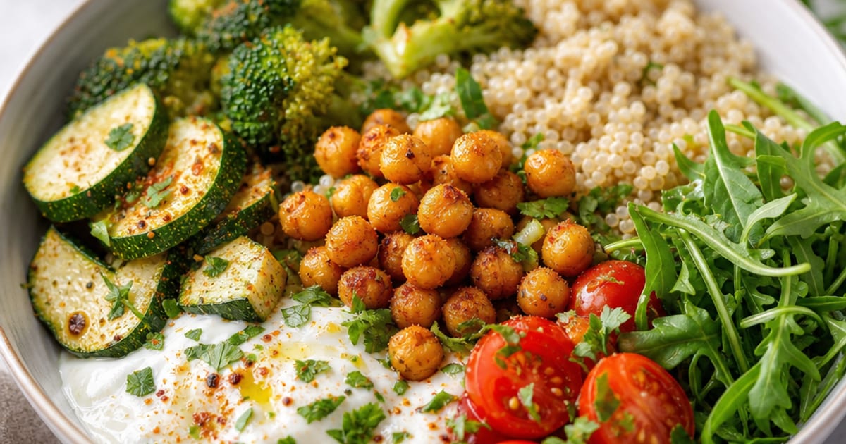 Bowl vegan léger au quinoa, pois chiches croustillants et sauce citronnée
