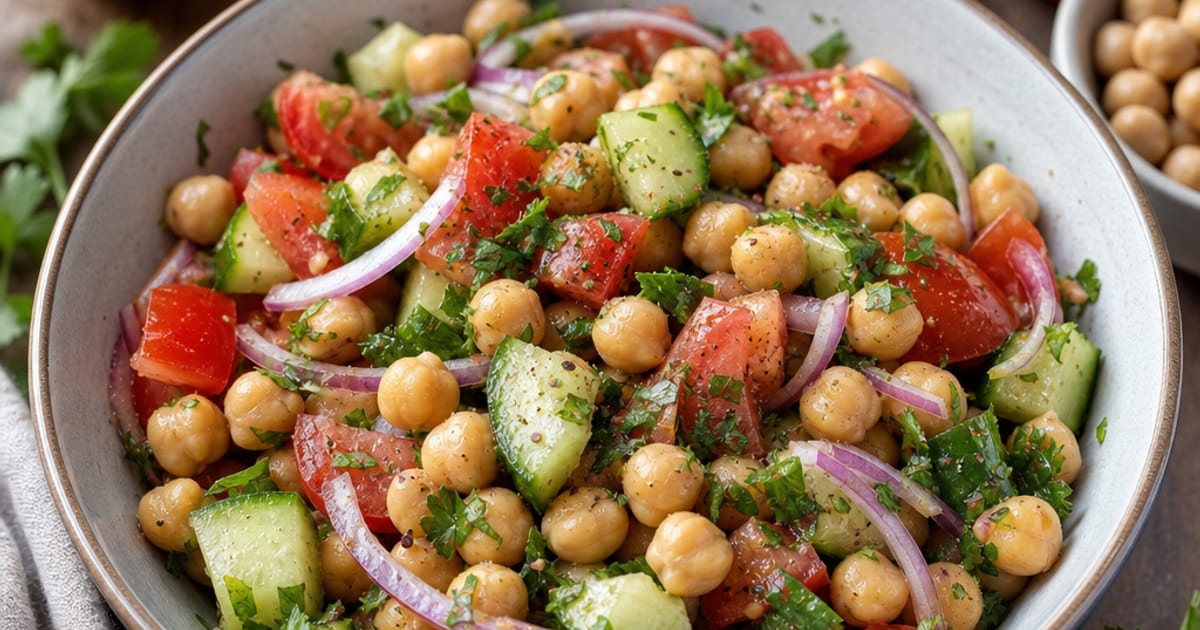 Salade de pois chiches, concombre et tomates