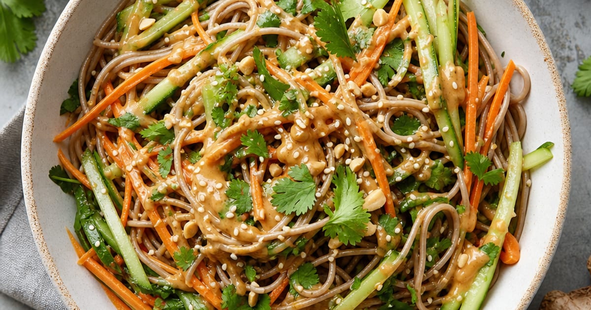 Salade froide de nouilles soba, concombre et sauce cacahuète