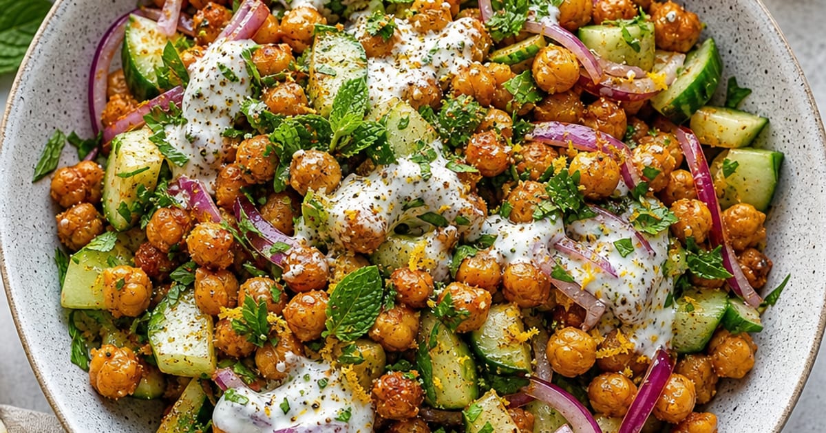 Salade froide de pois chiches croustillants, yaourt citronné et herbes