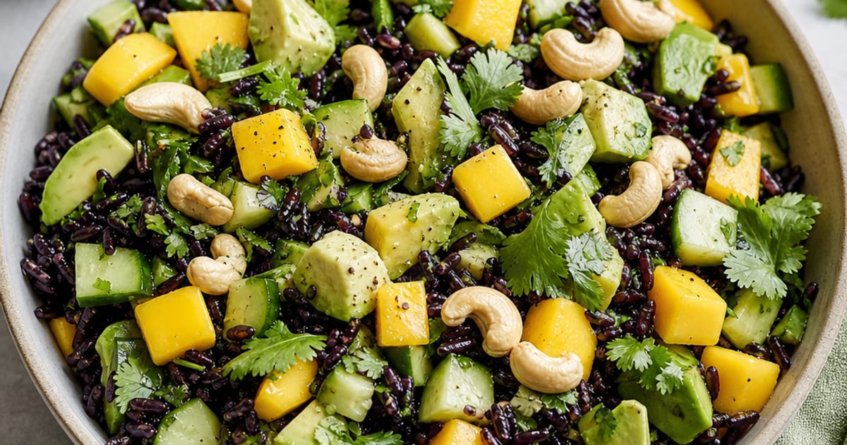 Salade de riz noir, mangue, avocat et citron vert